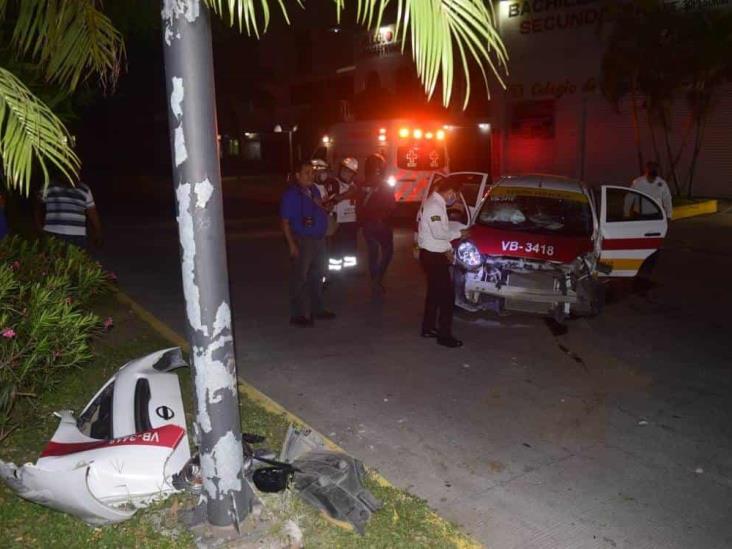 Conductor de taxi pierde el control e impacta con poste