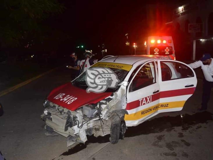 Conductor de taxi pierde el control e impacta con poste