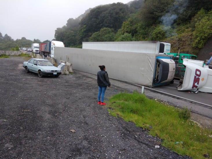 Volcadura de tráiler causa cierre parcial de la autopista Puebla-Córdoba