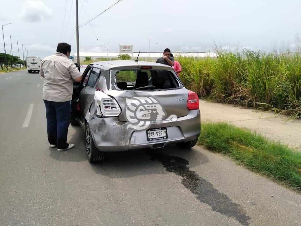 Abandonan auto chocado en la avenida UV de Coatzacoalcos