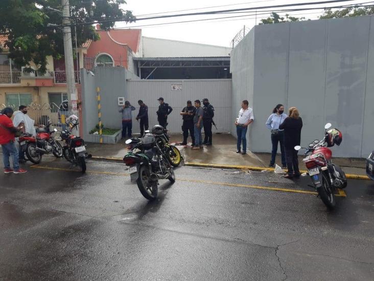 Motociclista resulta lesionado tras ser impactado por vehículo