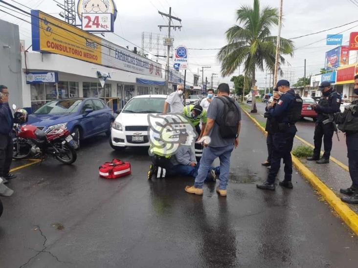 Motociclista resulta lesionado tras ser impactado por vehículo