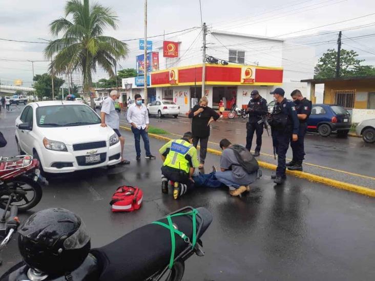 Motociclista resulta lesionado tras ser impactado por vehículo