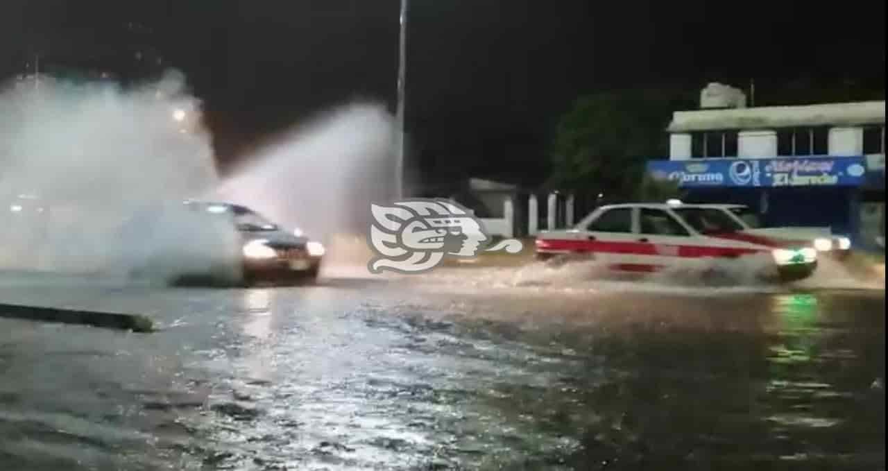 Lluvias inundan en instantes las calles de Minatitlán