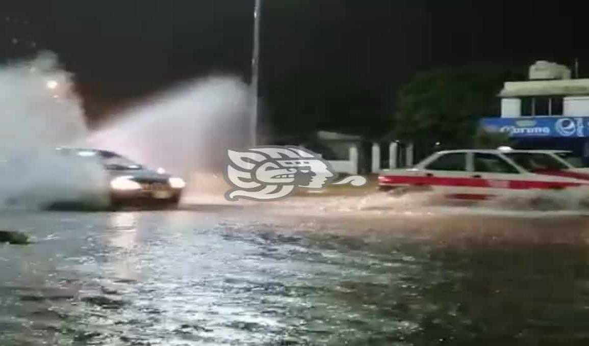 Lluvias inundan en instantes las calles de Minatitlán