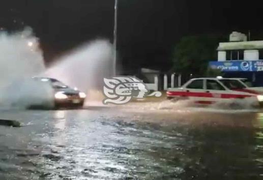 Lluvias inundan en instantes las calles de Minatitlán