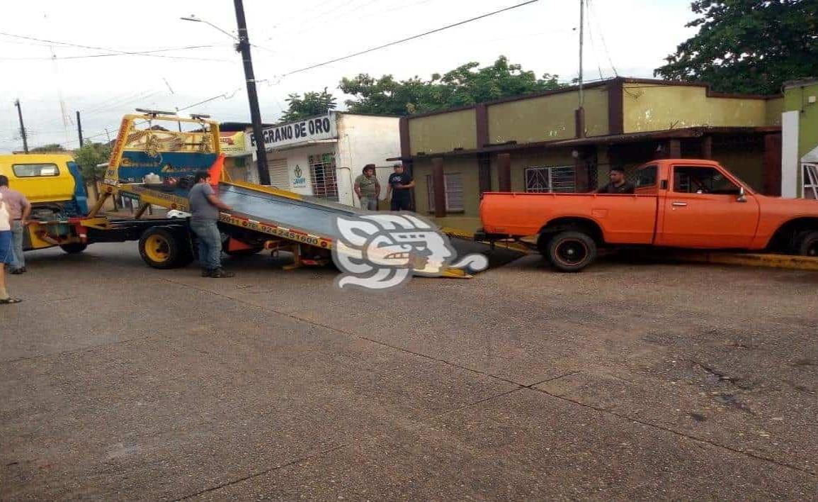 Camioneta impacta vivienda del subdirector del Hospital de Oluta