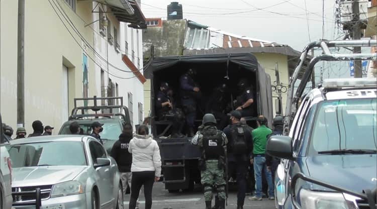 Tras asesinato de familia, desarman y relevan a policía de Altotonga