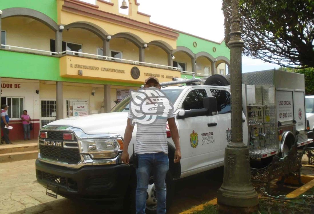 Restituye Gobierno camionetas quemadas en Tatahuicapan