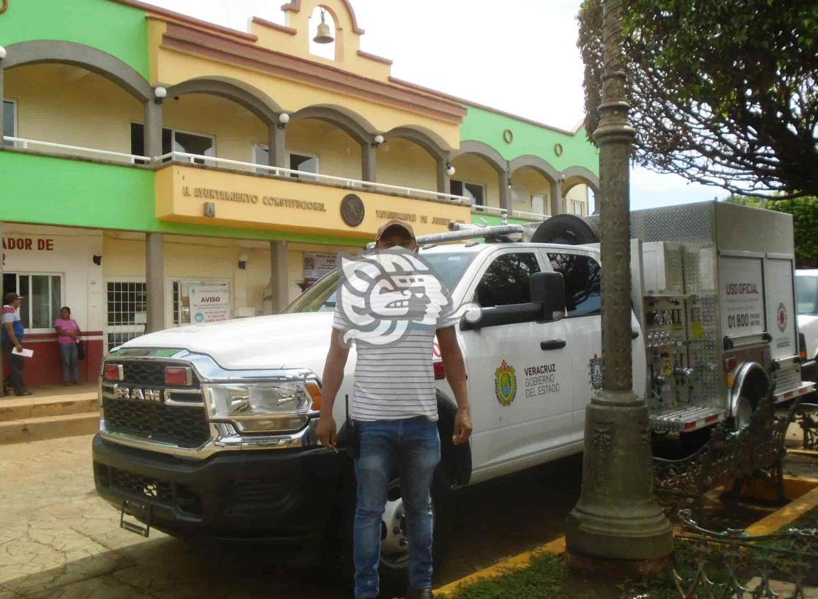 Restituye Gobierno camionetas quemadas en Tatahuicapan