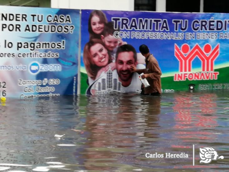 Aguacero inunda en minutos las avenidas de Coatzacoalcos