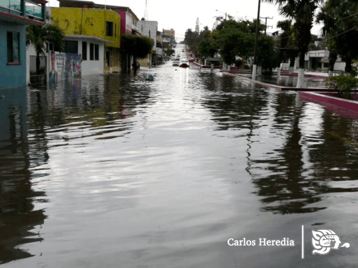 Aguacero inunda en minutos las avenidas de Coatzacoalcos