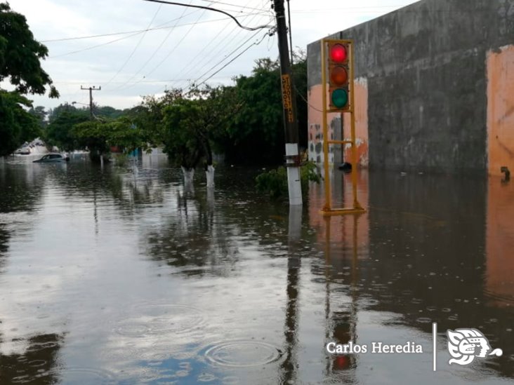 Aguacero inunda en minutos las avenidas de Coatzacoalcos