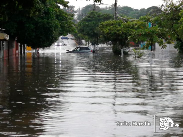 Aguacero inunda en minutos las avenidas de Coatzacoalcos