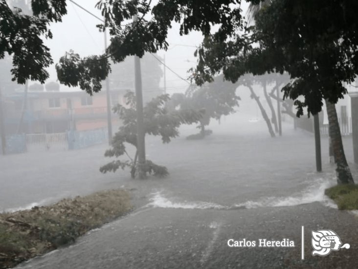 Aguacero inunda en minutos las avenidas de Coatzacoalcos