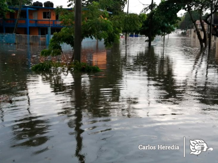 Aguacero inunda en minutos las avenidas de Coatzacoalcos