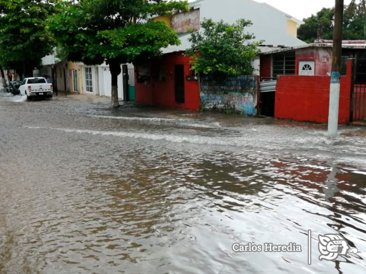 Aguacero inunda en minutos las avenidas de Coatzacoalcos