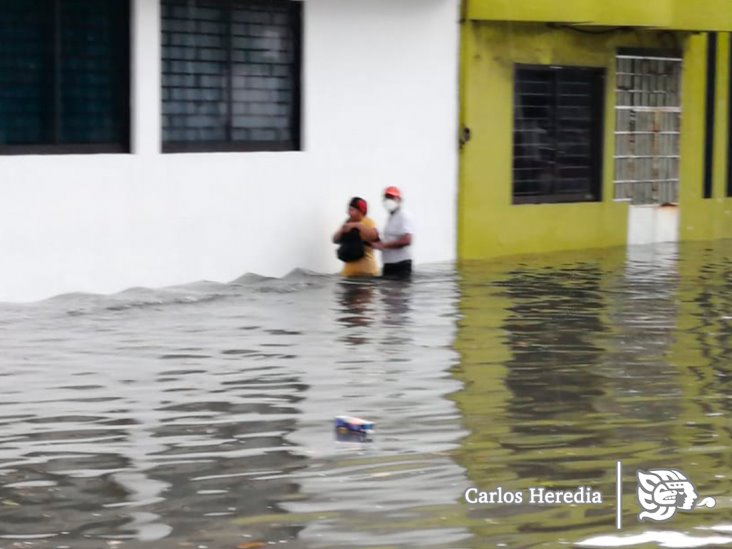 Aguacero inunda en minutos las avenidas de Coatzacoalcos