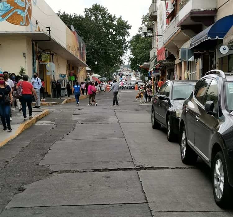 Pese a filtros en Xalapa, veracruzanos atiborran calles