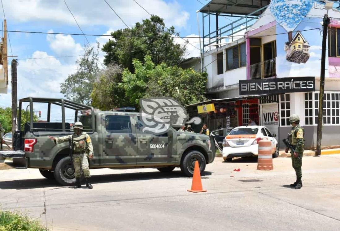 Patrulla de Sedena impacta taxi en Acayucan; embarazada con lesiones 