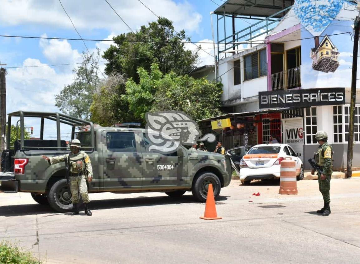 Patrulla de Sedena impacta taxi en Acayucan; embarazada con lesiones 