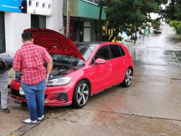 Se van al agua 7 vehículos tras fuerte lluvia en Coatzacoalcos