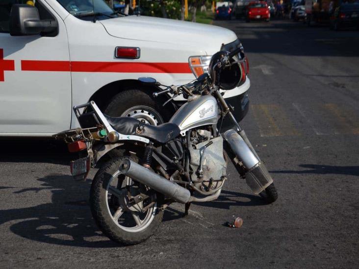 Chocan camioneta y moto en avenida de Veracruz; deja una persona lesionada