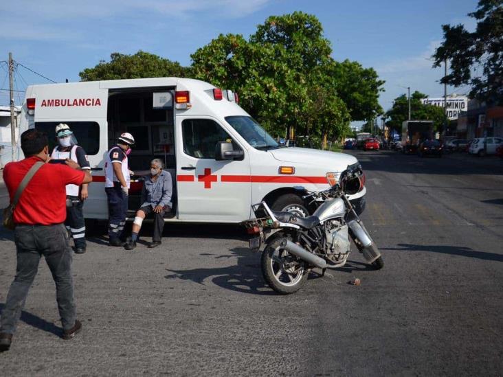 Chocan camioneta y moto en avenida de Veracruz; deja una persona lesionada