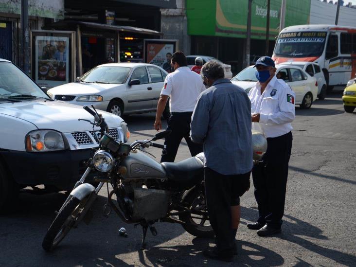 Chocan camioneta y moto en avenida de Veracruz; deja una persona lesionada