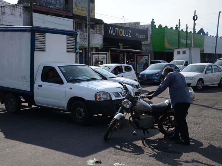 Chocan camioneta y moto en avenida de Veracruz; deja una persona lesionada