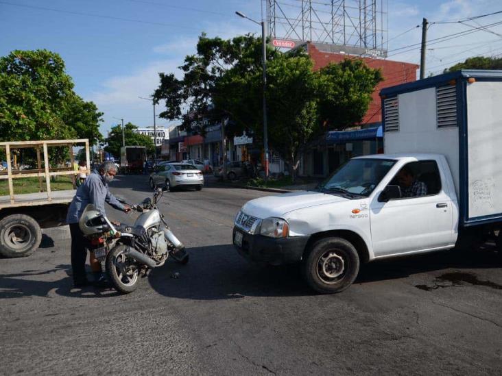 Chocan camioneta y moto en avenida de Veracruz; deja una persona lesionada