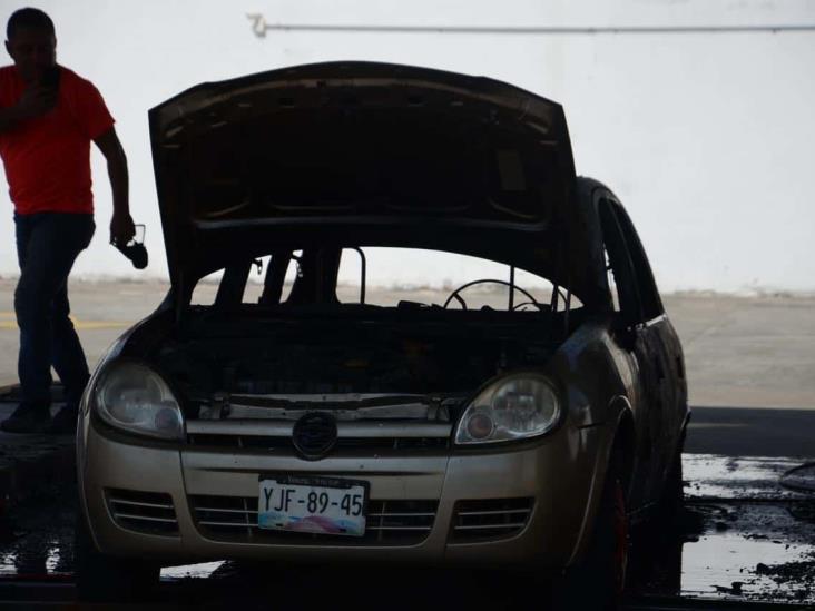 Se incendia vehículo que se encontraba estacionado en centro de verificación