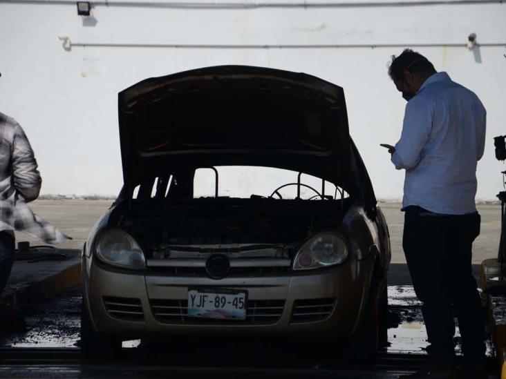 Se incendia vehículo que se encontraba estacionado en centro de verificación