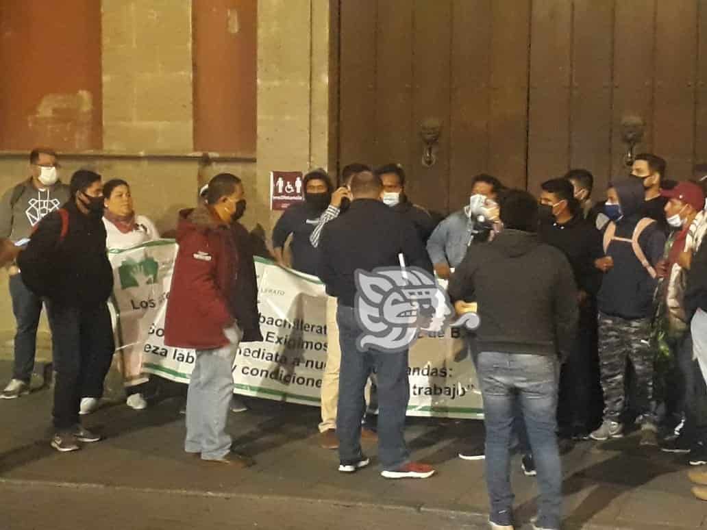Maestros de Telebachillerato Comunitario se manifiestan en Palacio Nacional