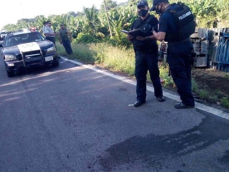 Rapiña tras volcadura de tráiler sobre carretera federal 180 Matamoros-Puerto Juárez