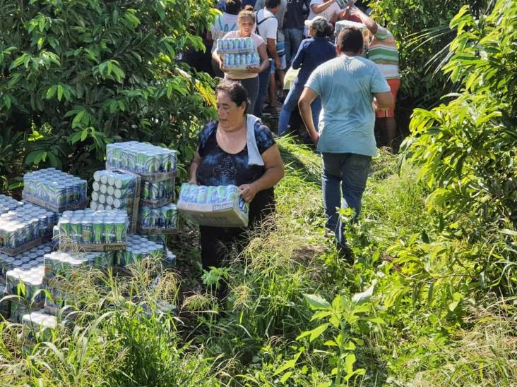 Rapiña tras volcadura de tráiler sobre carretera federal 180 Matamoros-Puerto Juárez