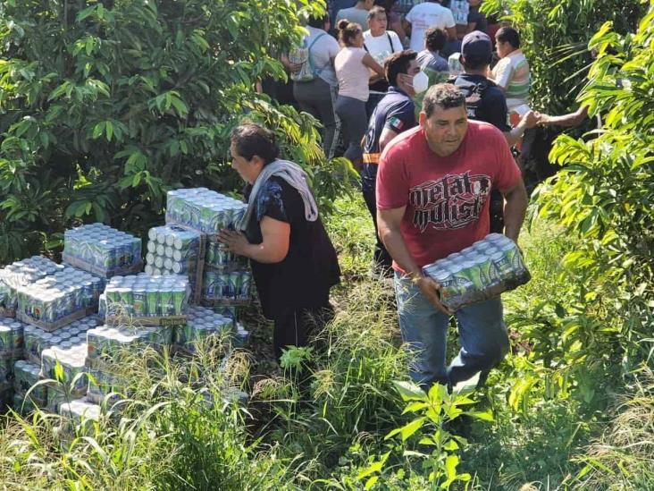 Rapiña tras volcadura de tráiler sobre carretera federal 180 Matamoros-Puerto Juárez