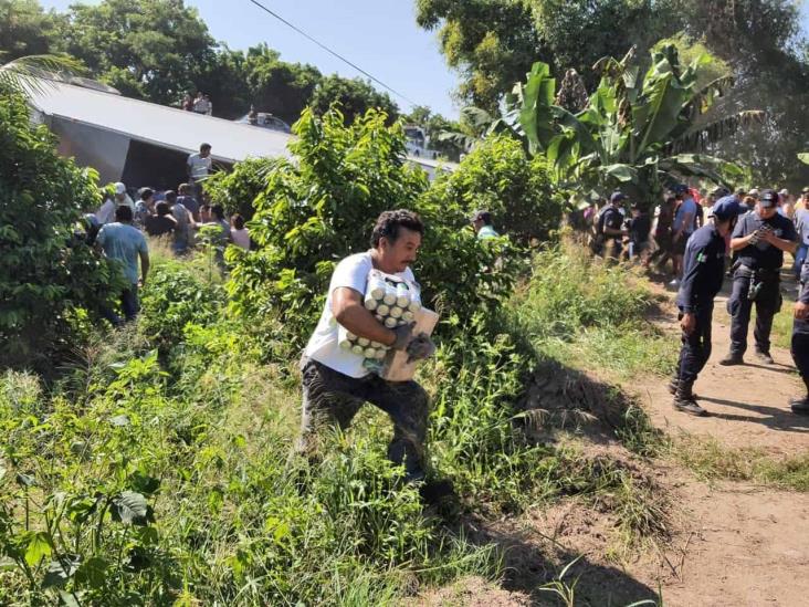 Rapiña tras volcadura de tráiler sobre carretera federal 180 Matamoros-Puerto Juárez