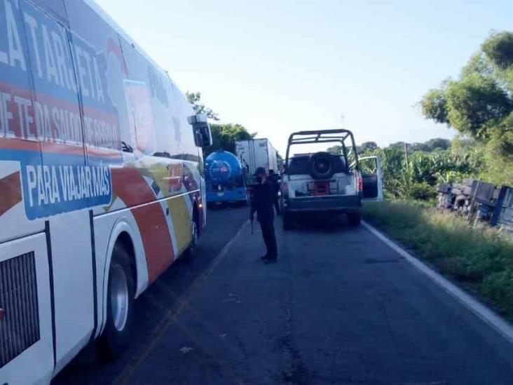 Rapiña tras volcadura de tráiler sobre carretera federal 180 Matamoros-Puerto Juárez