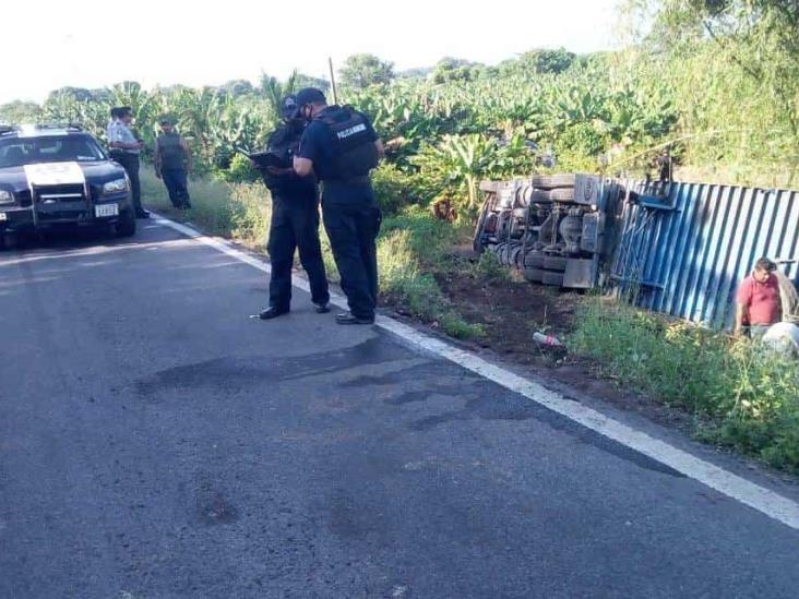 Rapiña tras volcadura de tráiler sobre carretera federal 180 Matamoros-Puerto Juárez