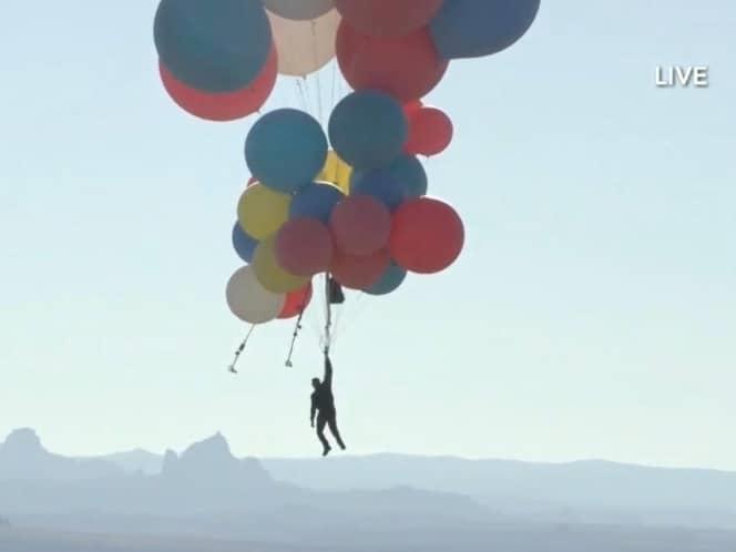 Mago vuela sobre desierto de Arizona con ayuda de globos gigantes