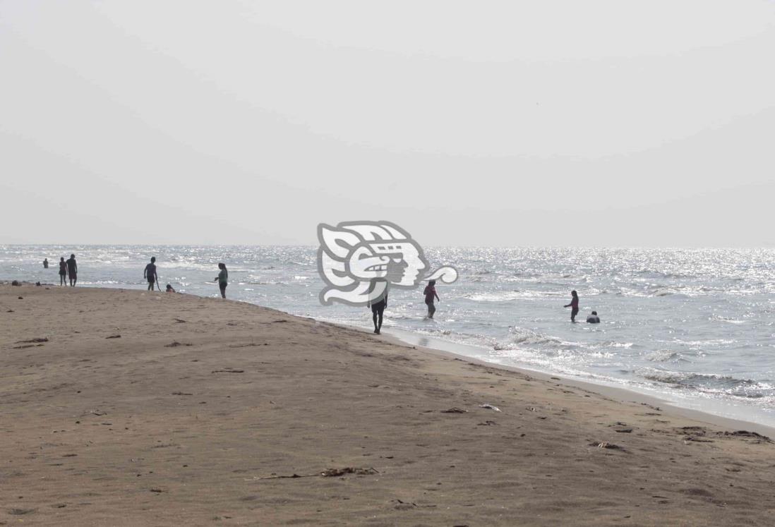 Acalorados aguadulceños se olvidan de contingencia y van a la playa