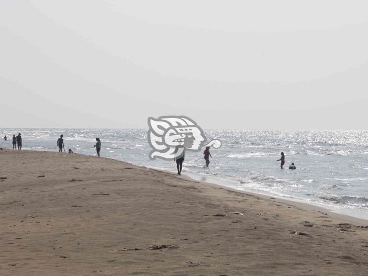 Acalorados aguadulceños se olvidan de contingencia y van a la playa