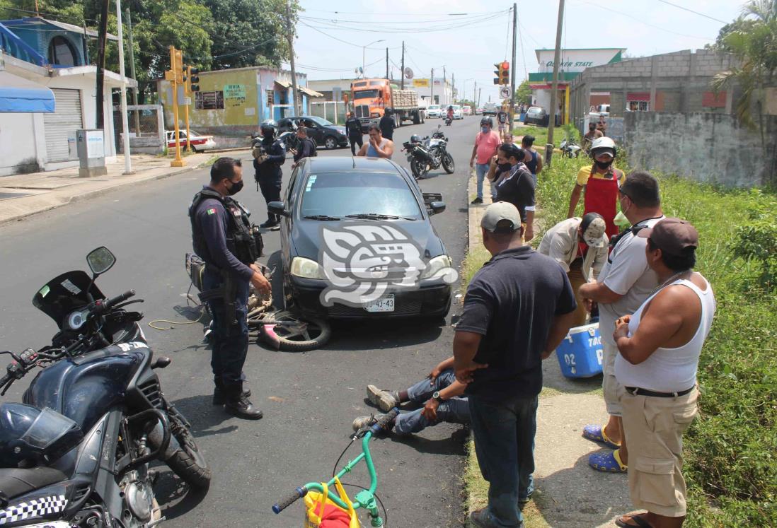 Vehículo impacta a dos motociclistas en Agua Dulce