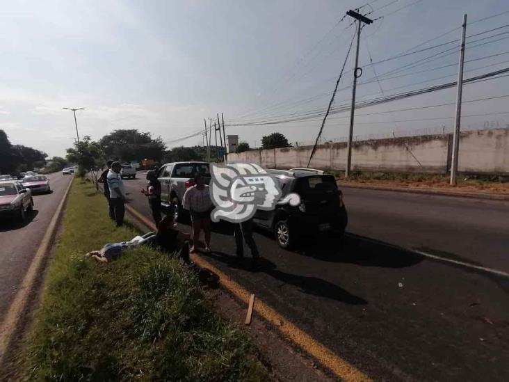 Se registra carambola de tres vehículos sobre carretera federal 140