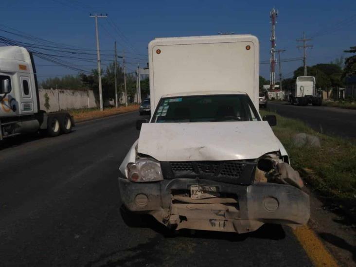 Se registra carambola de tres vehículos sobre carretera federal 140