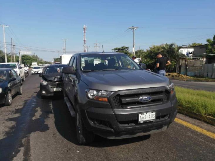 Se registra carambola de tres vehículos sobre carretera federal 140