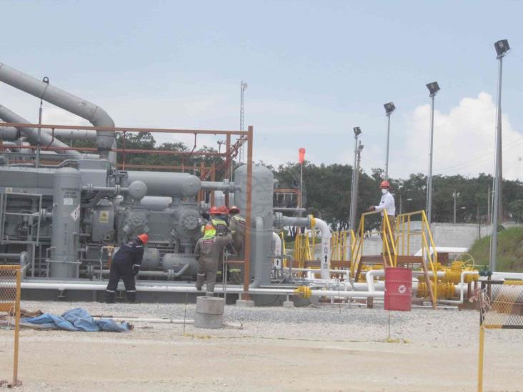 Inspecciona Octavio Romero campos petroleros en el sur de Veracruz