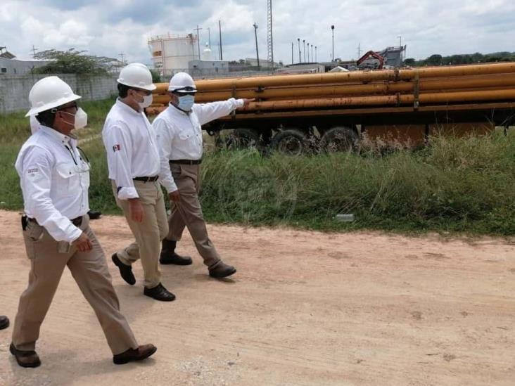 Inspecciona Octavio Romero campos petroleros en el sur de Veracruz