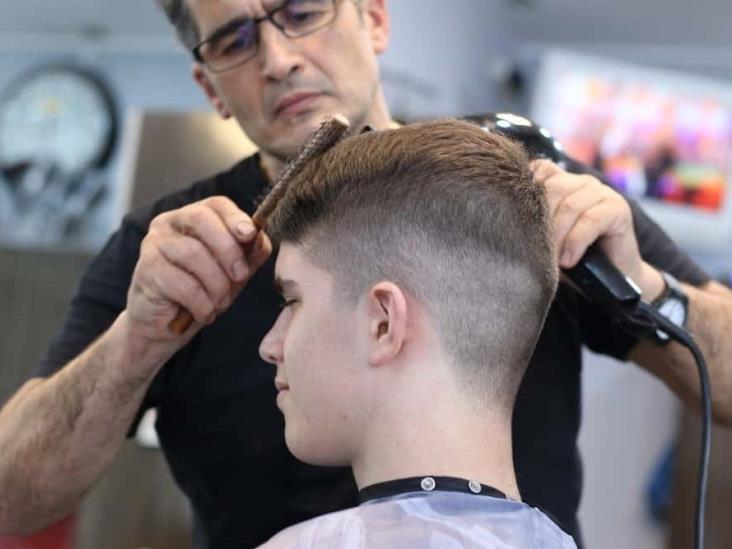 Estilistas bajan tarifas de cortes de cabello ante pandemia de COVID